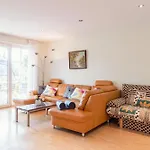 Coraline -koblach, 6-10 P, 3 Schlafzimmer, Kueche, Riesige Terrasse, Parkplatz, Wifi, Stellplatz Koblach
