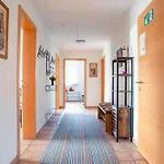 Coraline -koblach, 6-10 P, 3 Schlafzimmer, Kueche, Riesige Terrasse, Parkplatz, Wifi, Stellplatz Apartment