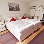 Coraline -koblach, 6-10 P, 3 Schlafzimmer, Kueche, Riesige Terrasse, Parkplatz, Wifi, Stellplatz *