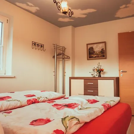 Coraline -koblach, 6-10 P, 3 Schlafzimmer, Kueche, Riesige Terrasse, Parkplatz, Wifi, Stellplatz Apartment *