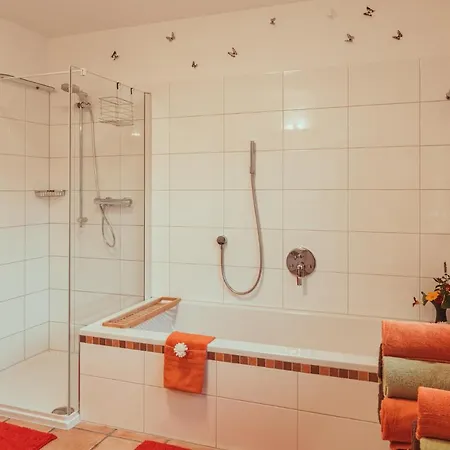 Coraline -koblach, 6-10 P, 3 Schlafzimmer, Kueche, Riesige Terrasse, Parkplatz, Wifi, Stellplatz Lägenhet