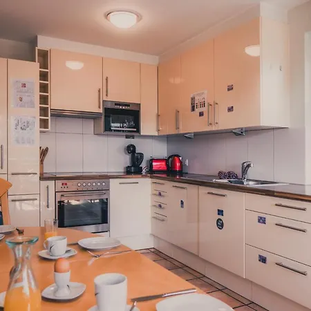 Coraline -koblach, 6-10 P, 3 Schlafzimmer, Kueche, Riesige Terrasse, Parkplatz, Wifi, Stellplatz