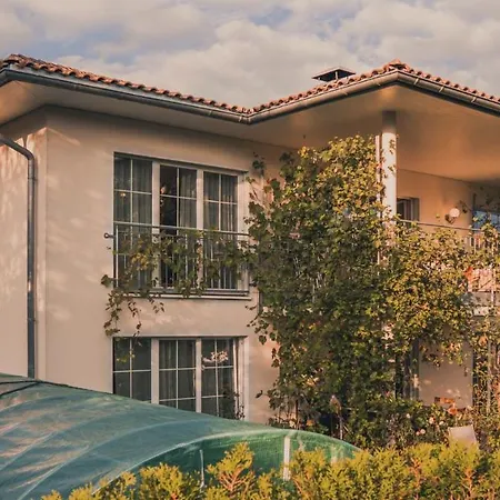 Coraline -koblach, 6-10 P, 3 Schlafzimmer, Kueche, Riesige Terrasse, Parkplatz, Wifi, Stellplatz