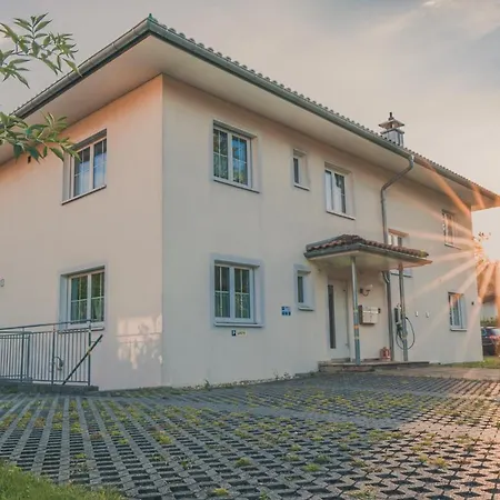 Coraline -koblach, 6-10 P, 3 Schlafzimmer, Kueche, Riesige Terrasse, Parkplatz, Wifi, Stellplatz * Koblach