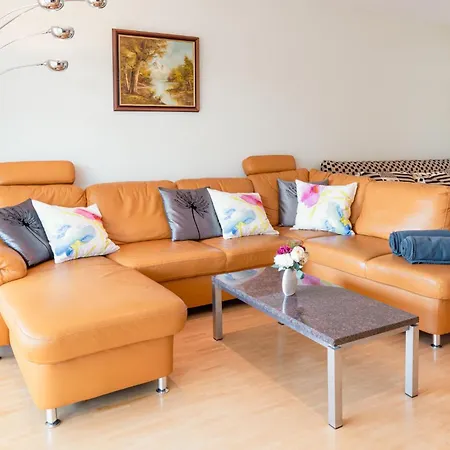 Coraline -koblach, 6-10 P, 3 Schlafzimmer, Kueche, Riesige Terrasse, Parkplatz, Wifi, Stellplatz *