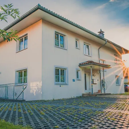 Coraline -koblach, 6-10 P, 3 Schlafzimmer, Kueche, Riesige Terrasse, Parkplatz, Wifi, Stellplatz