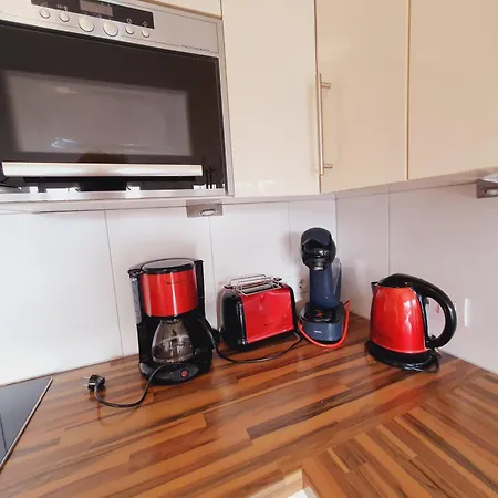 Lägenhet Coraline -koblach, 6-10 P, 3 Schlafzimmer, Kueche, Riesige Terrasse, Parkplatz, Wifi, Stellplatz Koblach