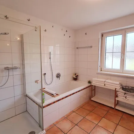 Lägenhet Coraline -koblach, 6-10 P, 3 Schlafzimmer, Kueche, Riesige Terrasse, Parkplatz, Wifi, Stellplatz *