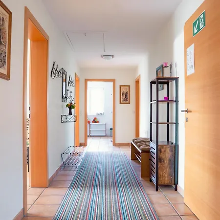 Coraline -koblach, 6-10 P, 3 Schlafzimmer, Kueche, Riesige Terrasse, Parkplatz, Wifi, Stellplatz Διαμέρισμα