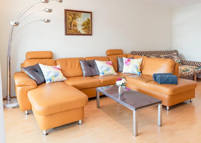 Coraline -koblach, 6-10 P, 3 Schlafzimmer, Kueche, Riesige Terrasse, Parkplatz, Wifi, Stellplatz *