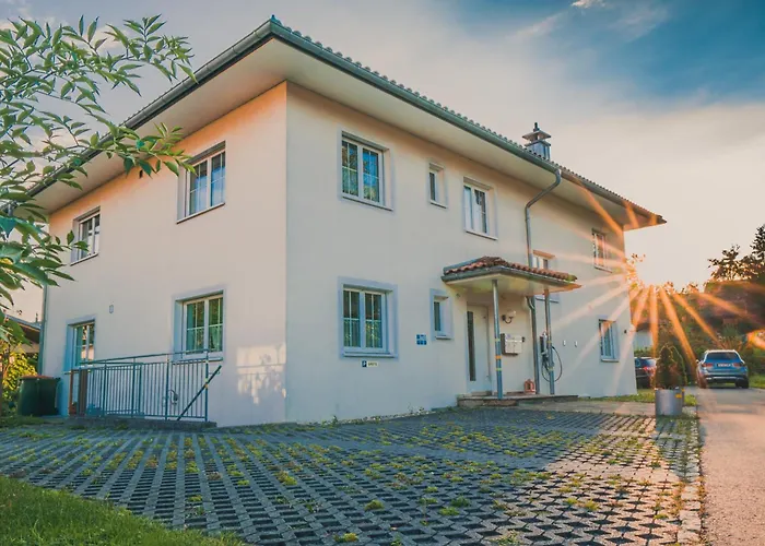 Coraline -koblach, 6-10 P, 3 Schlafzimmer, Kueche, Riesige Terrasse, Parkplatz, Wifi, Stellplatz